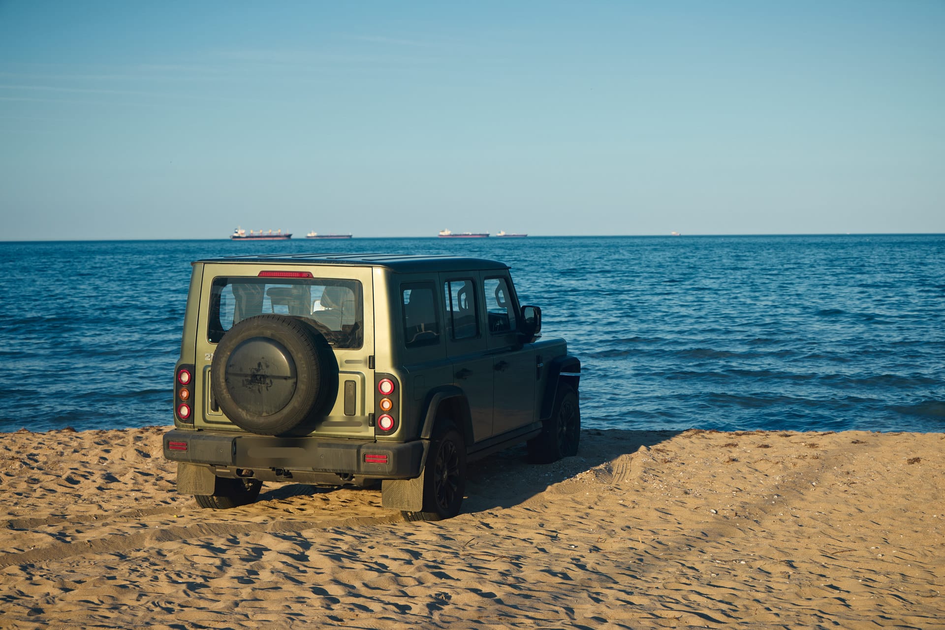 BAW 212 parado en la arena frente al mar